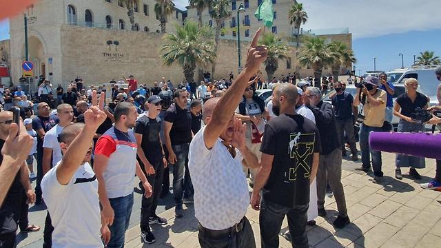 הפגנה ליד בית קברות מוסלמי עתיק שבעקבותיו פרצו המהומות ביפו (צילום: יריב כץ)