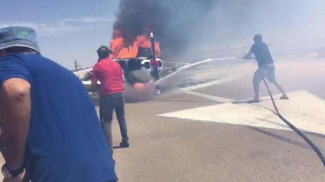 מטוס קל עולה באש לאחר שביצע נחיתת חירום סמוך לשדה תימן ()