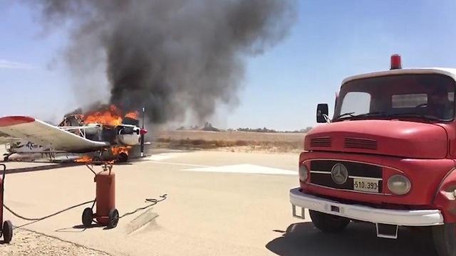 מטוס קל עולה באש לאחר שביצע נחיתת חירום סמוך לשדה תימן ()