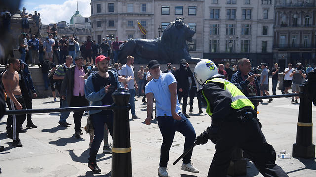 בריטניה מהומות ג'ורג' פלויד מפגינים נגד הגזענות לונדון כיכר טרפלגר (צילום:  EPA)