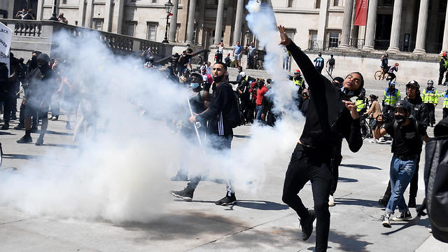 בריטניה מהומות ג'ורג' פלויד מפגינים נגד הגזענות לונדון כיכר טרפלגר (צילום:  EPA)