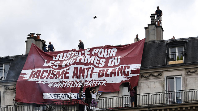 צרפת מהומות ג'ורג' פלויד מפגינים נגד הגזענות כיכר הרפובליקה פריז מסירים כרזה של פעילי ימין (צילום:  AFP)