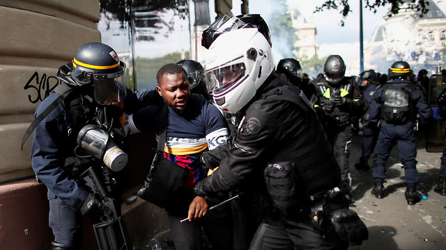 צרפת מהומות ג'ורג' פלויד התפרעויות פריז שוטרים מול מפגינים נגד הגזענות (צילום: רויטרס)