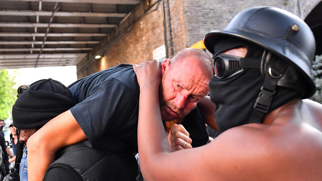 בריטניה לונדון מהומות ג'ורג' פלויד מפגין שחור נושא פעיל ימין קיצוני שהוכה ונפצע (צילום: רויטרס)