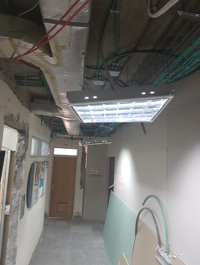  חוטי חשמל משתלשלים באמצע המרפאה (צילום: עמית דרי)