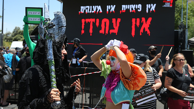 הפגנת זעם ענקית של עובדי תעשיית התרבות, האירועים ואומני ישראל מול משרד האוצר בירושלים (צילום: עמית שאבי)