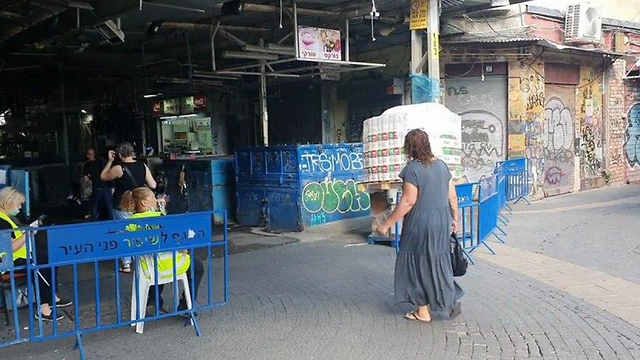 בשוק הכרמל בתל אביב כבר לא מודדים חום בכניסה (צילום: איתי בלומנטל)