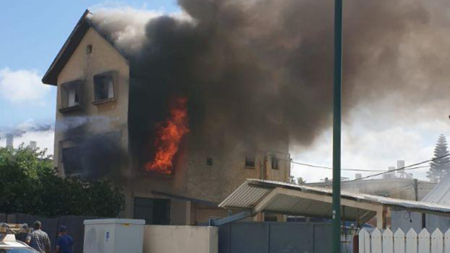 שריפה במבנה מגורים בקריית אתא (צילום: דוברות כבאות והצלה מחוז חוף)
