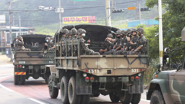 כלים כבדים של צבא דרום קוריאה בגבול עם הצפון (צילום: AP)