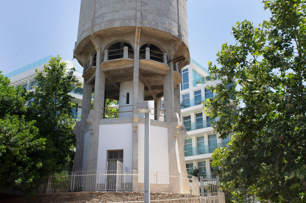 מגדל המים נחנך ב-1924 והיה הנקודה הגבוהה ביותר בתל אביב הקטנה. פרויקט היוקרה התמקם למרגלותיו (צילום: אביגיל עוזי)