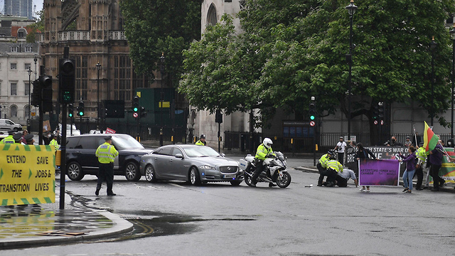 בוריס ג'ונסון תאונת דרכים קלה מחוץ לפרלמנט לונדון בריטניה (צילום: AFP)