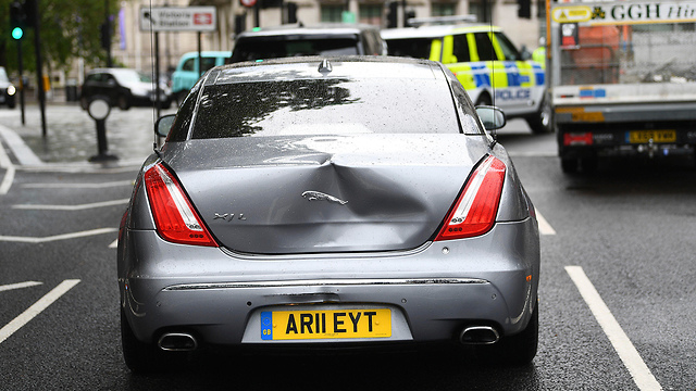 בוריס ג'ונסון תאונת דרכים קלה מחוץ לפרלמנט לונדון בריטניה (צילום: AP)