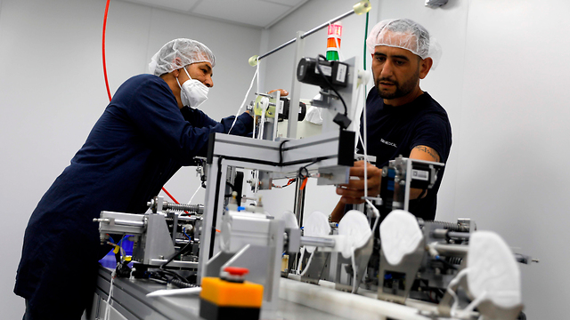 מפעל שיאון לייצור מסכות בישראל (צילום: AFP)
