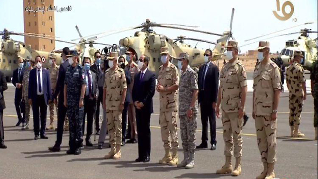 נשיא מצרים א-סיסי ביקור בבסיס צבאי בגבול לוב ()