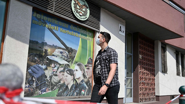 הונגריה רחוב ב בודפשט פרסומת לגיוס ל צבא (צילום: AFP)