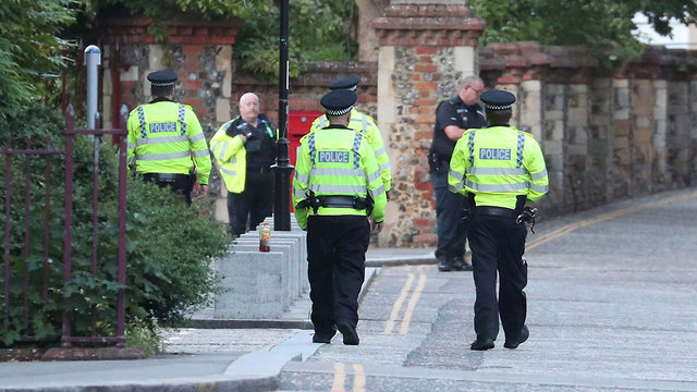 בריטניה רדינג משטרה דקירות (צילום: AP)