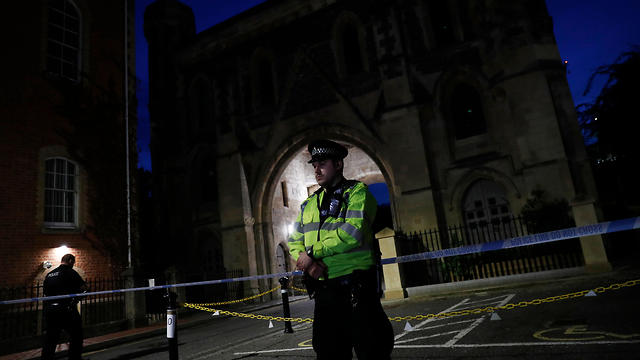 בריטניה רדינג משטרה שוטרים דקירות טרור (צילום: AFP)
