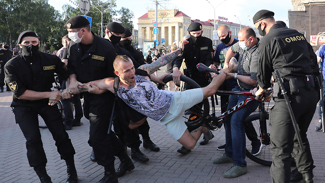 בלארוס הפגנות נגד הנשיא אלכסנדר לוקשנקו אופוזיציה מינסק (צילום: AP)