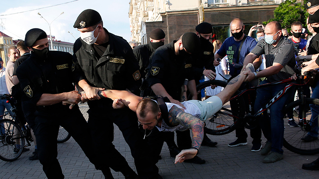 בלארוס הפגנות נגד הנשיא אלכסנדר לוקשנקו אופוזיציה מינסק (צילום: EPA)