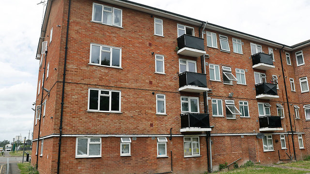 בריטניה אנגליה רדינג רידינג פיגוע נרצחו שלושה בניין שעל בית בו פשטו השוטרים (צילום: AP)