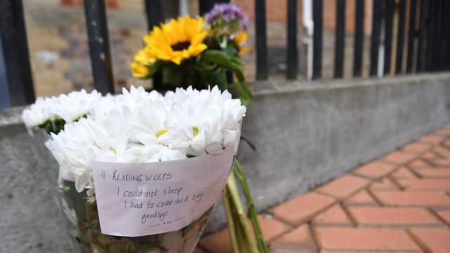 בריטניה אנגליה רדינג רידינג פיגוע נרצחו שלושה פרחים ליד הזירה (צילום: EPA)