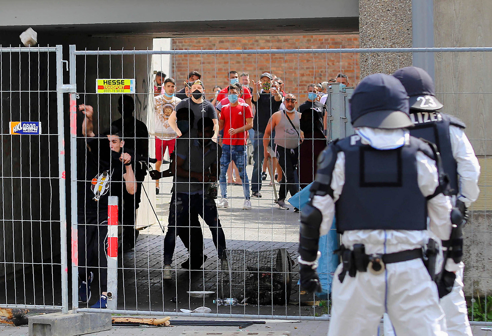 גרמניה עימותים בעיר גטינגן משטרה מול תושבים ב בידוד נגיף קורונה נורדריין וסטפאליה (צילום: AP)