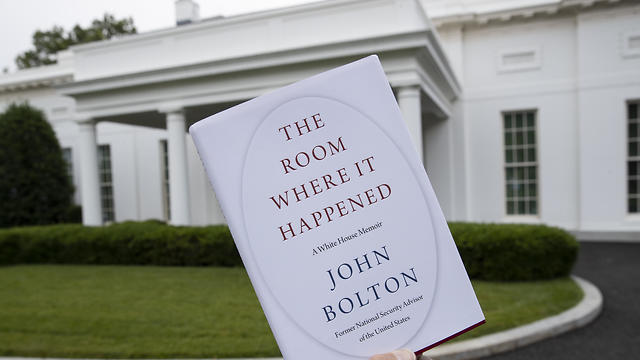 ספרו של ג'ון בולטון בבית הלבן (צילום: AP)