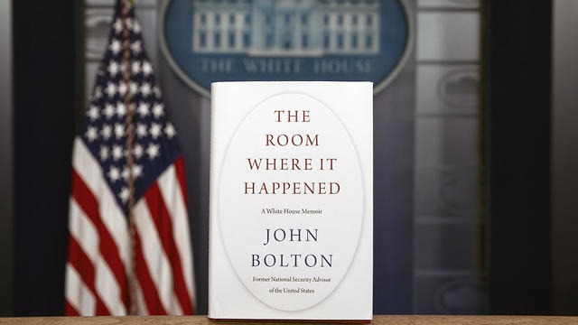 ספרו של ג'ון בולטון בבית הלבן (צילום: AP)