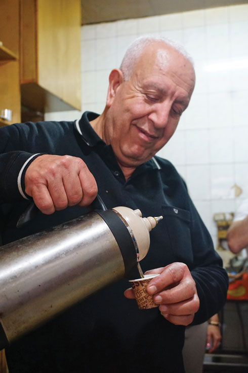 אחלה קפה. מוסטפא מ"קפה חיפה" בשוק (צילום: צביקה בורג)