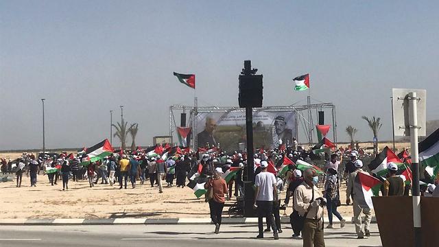 הגעת מפגינים לשטח העצרת מחאה של הרשות הפלסטינית נגד תוכנית הסיפוח ()