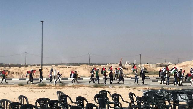 הגעת מפגינים לשטח העצרת מחאה של הרשות הפלסטינית נגד תוכנית הסיפוח ()