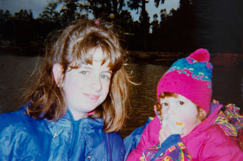 להמן (משמאל), תמונת ילדות עם אחת מאחיותיה. "לא הסתדרתי בבית" (צילום רפרודקוציה: עמית שאבי)