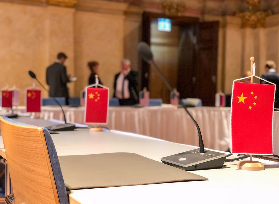 דגל סין לצד כיסאות ריקים בשיחות ה גרעין בין ארה