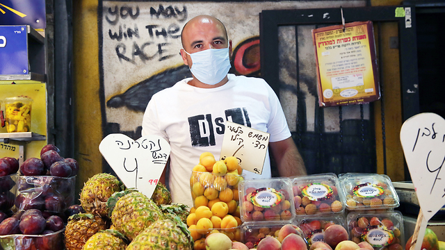 שי אבוצדקה, בעל דוכן פירות בשוק מחנה יהודה (צילום: אלכס קולומויסקי )