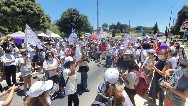 הפגנת עובדים ועובדות סוציאליות מול משרד האוצר בירושלים (צילום: אלי מנדלבאום)