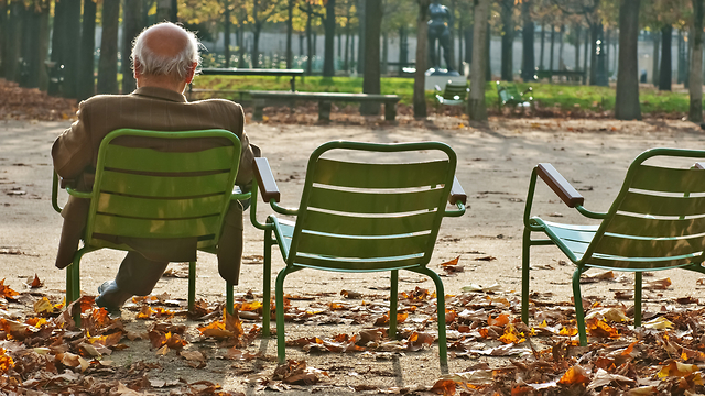 איש מבוגר יושב לבד (צילום: Shutterstock)
