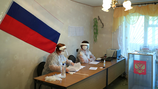 רוסיה משאל עם קלפי כפר באזור מוסקבה (צילום: רויטרס)