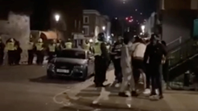 לונדון המשטרה מפזרת מסיבת רחוב ב נוטינג היל (צילום: רויטרס)