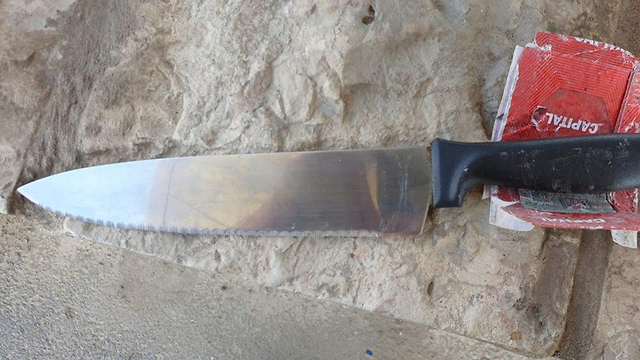 הסכין של המחבל החשוד ממעבר קלנדיה (צילום: דוברות המשטרה)
