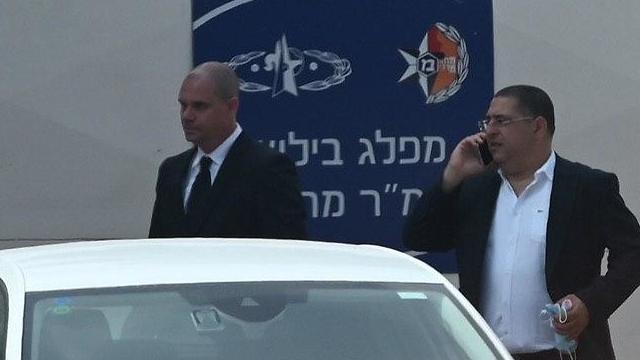 עורכי הדין של החשודים בפרשת הקטינות מגיעים לחקירה (צילום: נדב אבס)