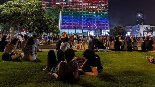 בניין עיריית תל אביב מואר בצבעי דגל הגאווה (צילום: נועם ביבי)