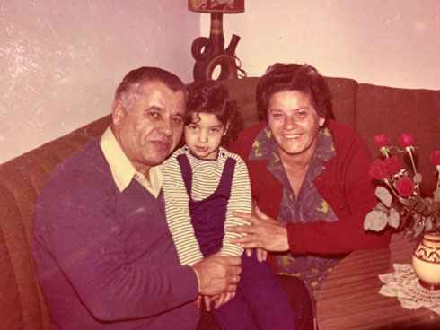 תמונת ילדות: גלית עם הסבים, שושנה ואהרון דפני, בביתם ברמת השרון. "הוא נמצא הרבה במחשבות שלי" (צילום: אלבום פרטי)