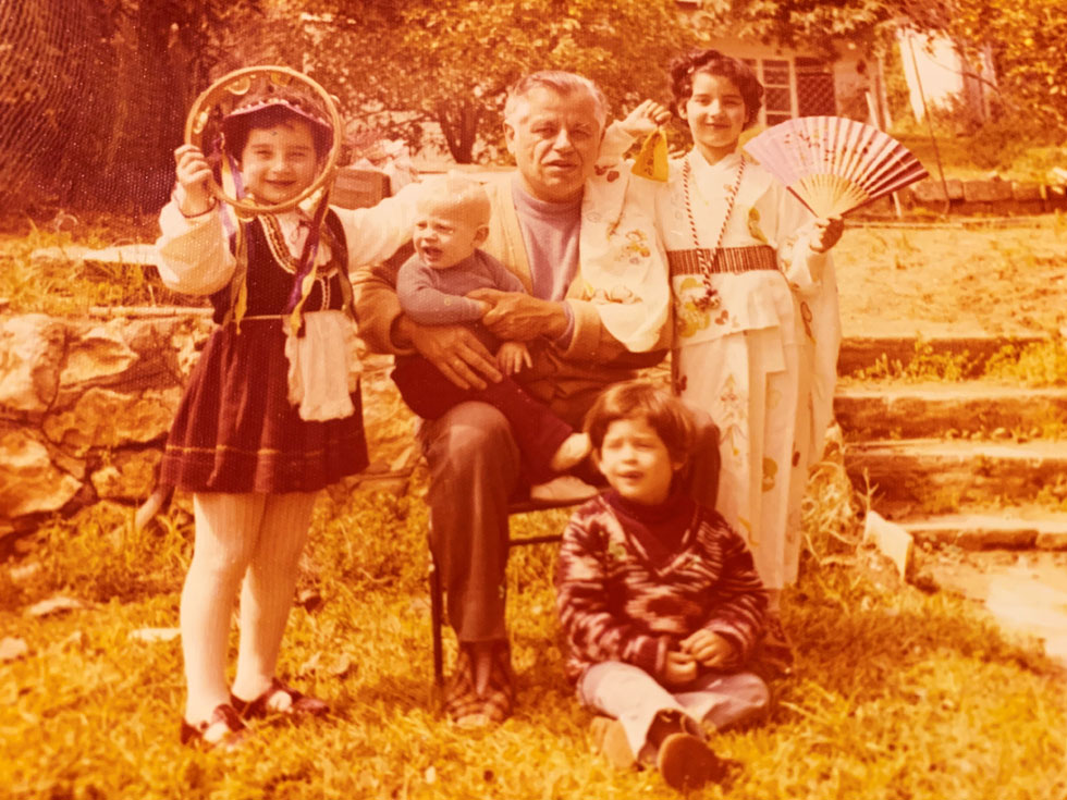 הסבא אהרון והנכדה גלית (מימין) חוגגים את פורים עם בני משפחה נוספים. "עד היום אני לא מבינה איך הוא חשב שאעשה את זה" (צילום: אלבום פרטי)