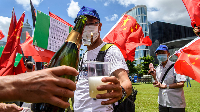הונג קונג פרו-סינים חוגגים את אישור החוק של סין  (צילום: AFP)