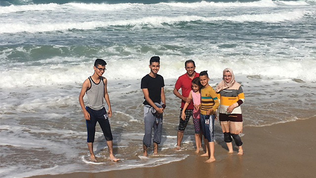 ראפת קבאגה ובני משפחתו בביקור ראשון בים. 