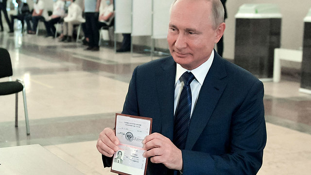 רוסיה ולדימיר פוטין מצביע במשאל העם  (צילום: AP)