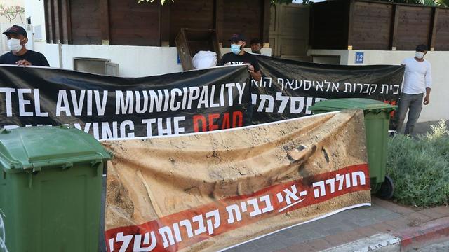 הפגנה מול ביתו של רון חולדאי על רקע פינוי בית הקברות המוסלמי ביפו (צילום: מוטי קמחי)