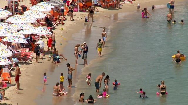 חוף הילטון בתל אביב בצל הקורונה (צילום: חגי דקל)