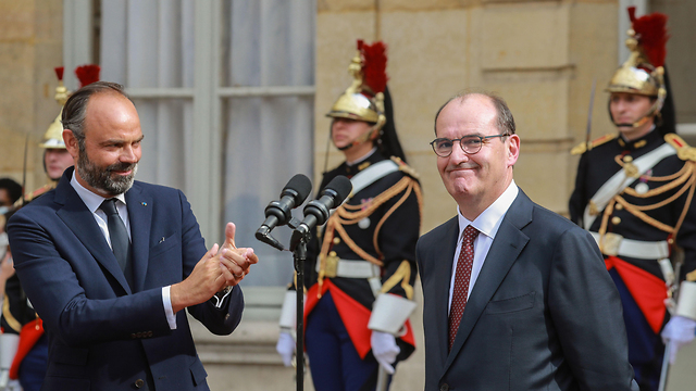 ראש ממשלת צרפת היוצא אדואר פיליפ ומחליפו ז'אן קסטקס (צילום: AFP)