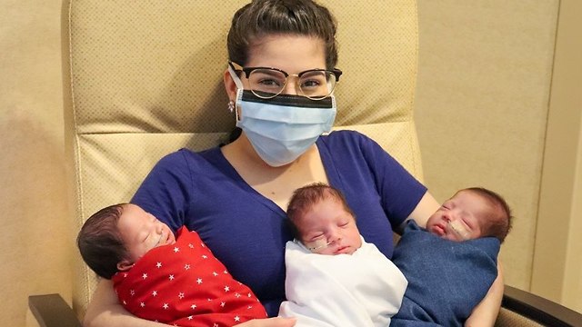 מגי ו-3 התינוקות (צילום: מתוך דף הפייסבוק של בית החולים)